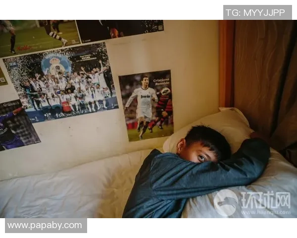 小伙模仿足球球星技巧高超引热议 成为街头足球新风尚标杆 小伙模仿足球球星技巧高超引热议 成为街头足球新风尚标杆