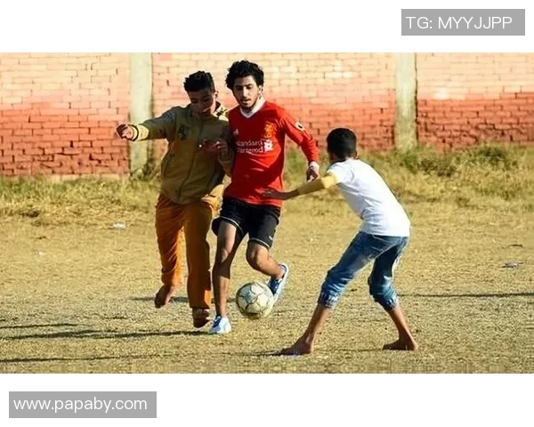 从街头到绿茵场 足球巨星的成长之路与荣耀历程